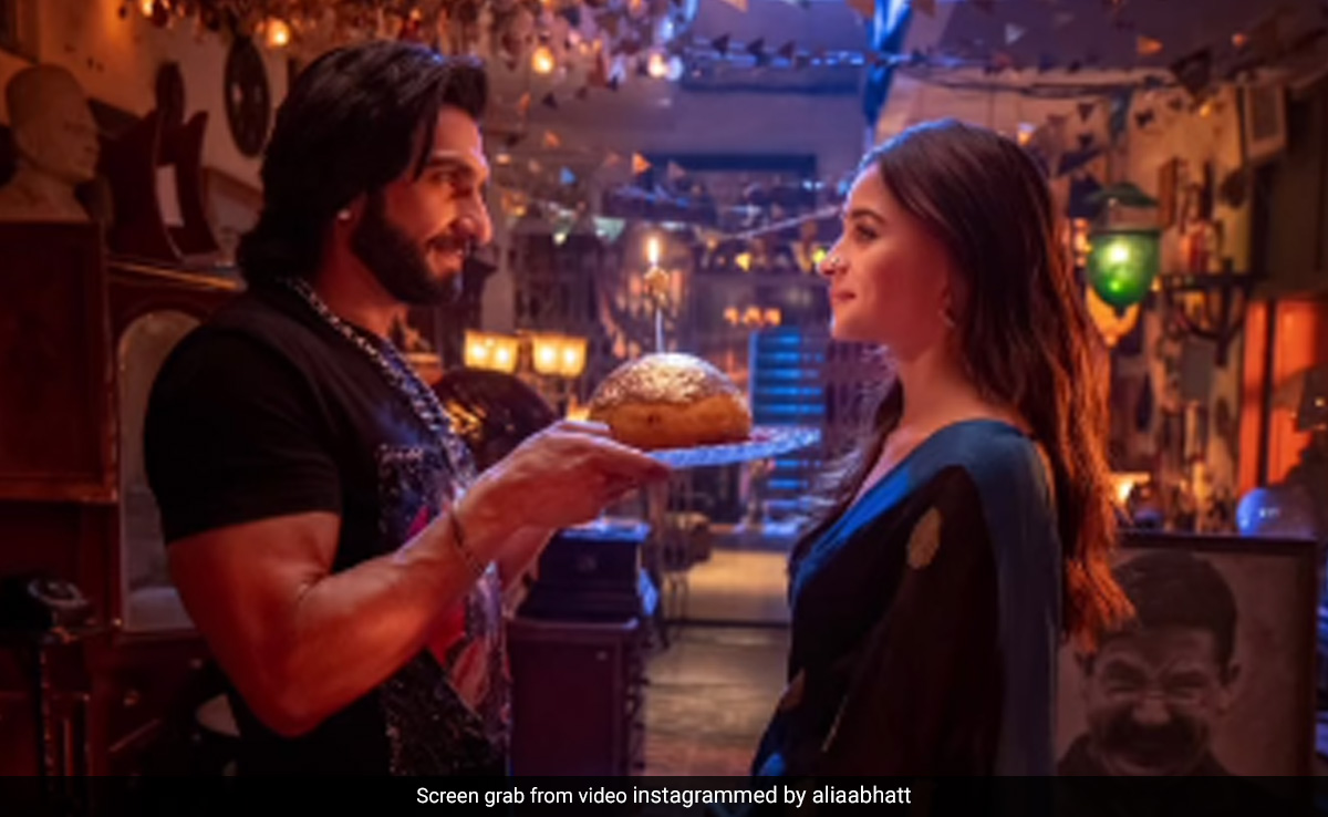 Alia Bhatt Wishes Birthday Boy Ranveer Singh With A <i>Rocky Aur Rani Kii Prem Kahaani</i> Pic