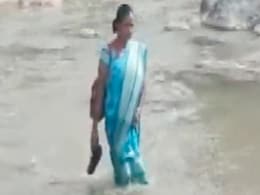 Chhattisgarh: शिक्षिका के जज्बे को सलाम, हर रोज दो नदी पार कर पहुंचती हैं स्कूल Chhattisgarh: शिक्षिका के जज्बे को सलाम, हर रोज दो नदी पार कर पहुंचती हैं स्कूल