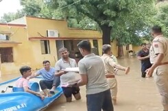 जब थाने में भर गया पानी, नाव से कोर्ट ले गए मुल्ज़िम को जब थाने में भर गया पानी, नाव से कोर्ट ले गए मुल्ज़िम को