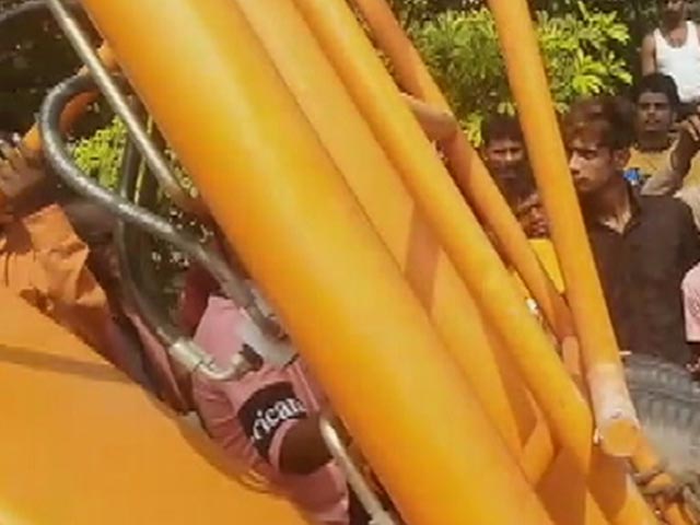 दिल्ली : बैटरी चोरी के आरोप में क्रेन से बांधकर नाबालिग की पिटाई