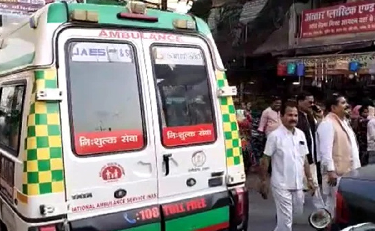 बक्सवाहा : एंबुलेंस नहीं मिलने पर बीमार बेटे को ठेले पर लादकर अस्पताल पहुंची मां, बच्चे की हुई मौत