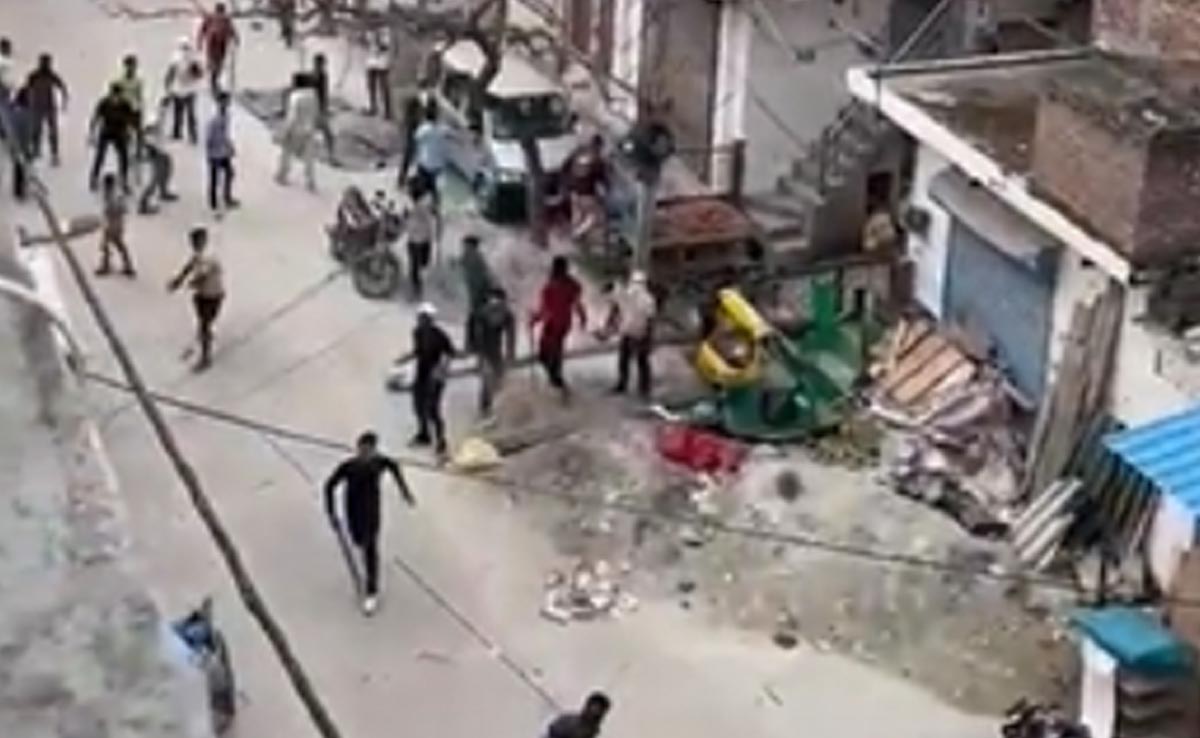 दिल्ली के गौतमपुरी इलाके में दो पक्षों में जमकर पथराव, 2  महिला गंभीर रूप से घायल