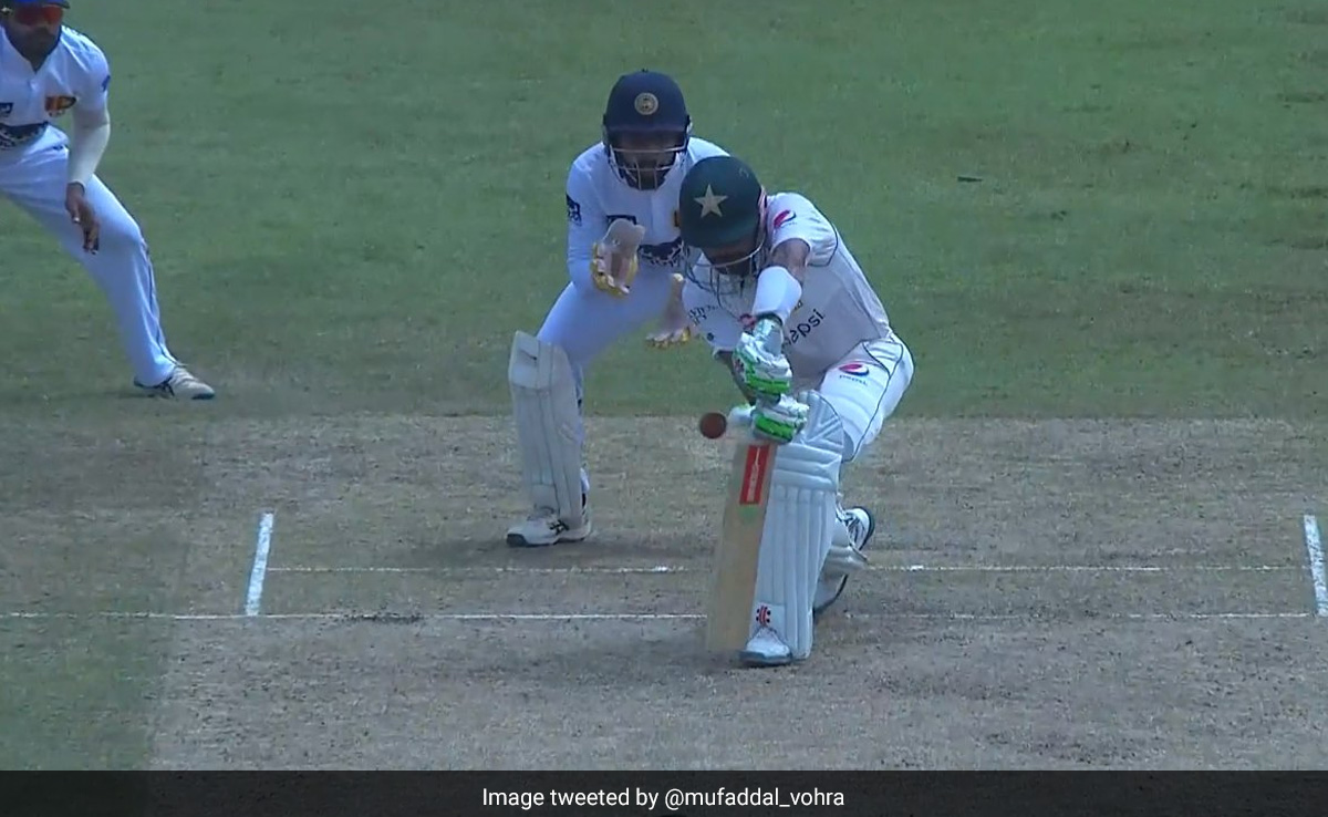'जयसूर्या' के सामने आते ही बाबर आजम के बल्ले पर लग जाता है जंग, PAK कप्तान को बनाया 'कठपुतली'