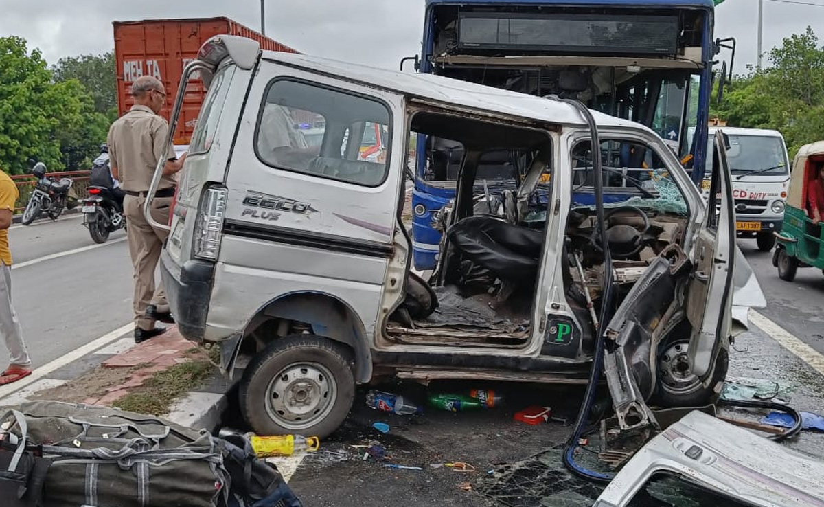 3 Killed, 8 Injured After Van Jumps Road Divider, Rams Bus In Delhi
