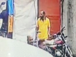 मध्य प्रदेश: पुलिस ने CCTV फुटेज खंगाल 1 घंटे के भीतर मोटरसाइकिल चोर को दबोचा मध्य प्रदेश: पुलिस ने CCTV फुटेज खंगाल 1 घंटे के भीतर मोटरसाइकिल चोर को दबोचा