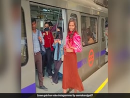 लता मंगेश्कर के गाने पर दिल्ली मेट्रो में ठुमके लगाती दिखी लड़की, डांस मूव्स देख यूजर्स ने ली मौज लता मंगेश्कर के गाने पर दिल्ली मेट्रो में ठुमके लगाती दिखी लड़की, डांस मूव्स देख यूजर्स ने ली मौज