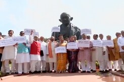 CM अशोक गहलोत के खिलाफ संसद में राजस्थान BJP सांसदों का विरोध प्रदर्शन CM अशोक गहलोत के खिलाफ संसद में राजस्थान BJP सांसदों का विरोध प्रदर्शन