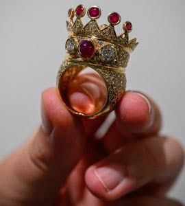 Rapper Drake Purchases Tupac's Crown Ring For Over $1 Million At ...