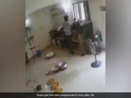 किचन में खाना बना रहा था लड़का, गैस पर चढ़े चावल देखने पहुंचा, मुंह पर फट गया कुकर किचन में खाना बना रहा था लड़का, गैस पर चढ़े चावल देखने पहुंचा, मुंह पर फट गया कुकर