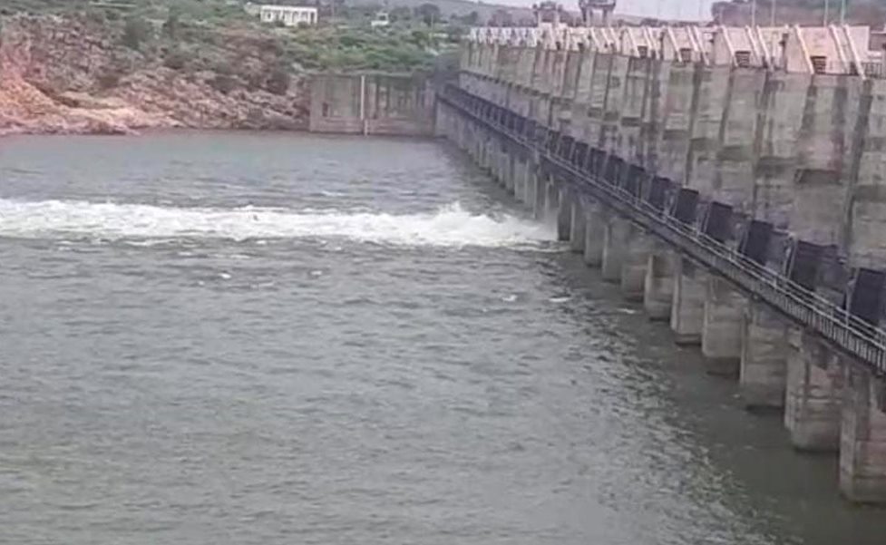 झालावाड में मानसून मेहरबान, जल स्तर बढ़ने के बाद बांध का गेट खोलकर पानी की निकासी शुरू