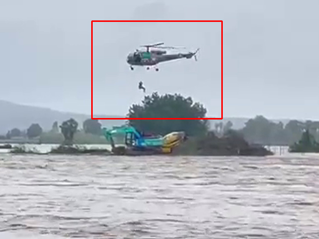 तेलंगाना : अर्थमूवर के ऊपर फंसे छह लोगों को एयरफोर्स ने किया रेस्क्यू