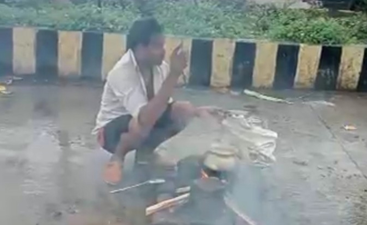 MP : शहडोल के मेडिकल कॉलेज में बदइंतजामी, खुले आसमान के नीचे खाना बनाने को मजबूर हैं मरीजों के परिजन