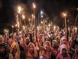 मणिपुर हिंसा : महिला को निर्वस्त्र घुमाने के मामले में पुलिस ने की पांचवीं गिरफ्तारी, सर्च ऑपरेशन जारी मणिपुर हिंसा : महिला को निर्वस्त्र घुमाने के मामले में पुलिस ने की पांचवीं गिरफ्तारी, सर्च ऑपरेशन जारी