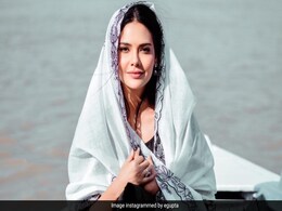 Esha Gupta Soaks The Kashi Sun By The Ghats In A Black And Pastel <i>Salwar</i> Suit Esha Gupta Soaks The Kashi Sun By The Ghats In A Black And Pastel <i>Salwar</i> Suit
