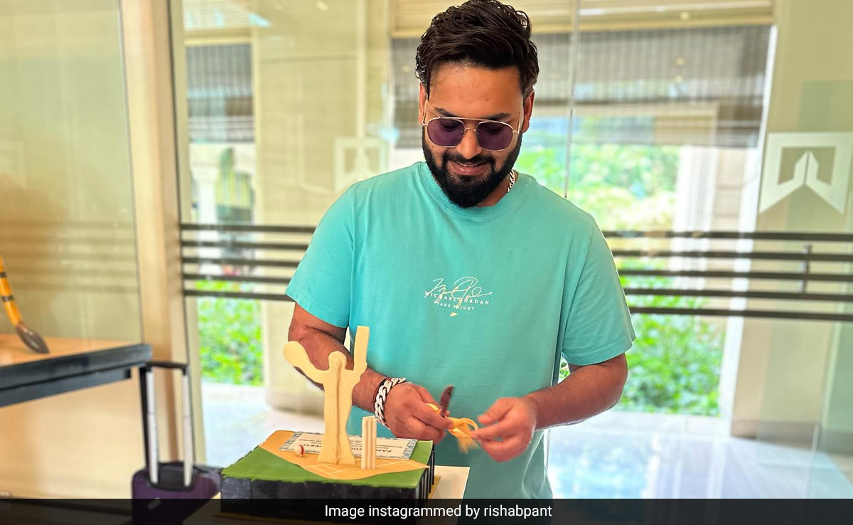 "आप तो हो नहीं इसलिए..." ऋषभ पंत ने धोनी के बर्थडे पर खुद काटा केक, ऐसे किया सेलिब्रेट