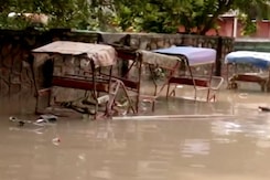 दिल्ली में बाढ़ से बुरा हाल, बाढ़ पीड़ितों की मदद के लिए आए एनजीओ दिल्ली में बाढ़ से बुरा हाल, बाढ़ पीड़ितों की मदद के लिए आए एनजीओ