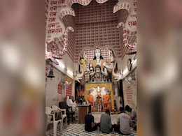 इंदौर का अनूठा मंदिर, जहां 108 बार श्री राम लिखने के बाद ही मिलती है एंट्री इंदौर का अनूठा मंदिर, जहां 108 बार श्री राम लिखने के बाद ही मिलती है एंट्री
