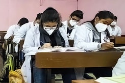 NEET परीक्षा में दूसरे की जगह पेपर दिलवाने वाले गिरोह का पर्दाफाश NEET परीक्षा में दूसरे की जगह पेपर दिलवाने वाले गिरोह का पर्दाफाश