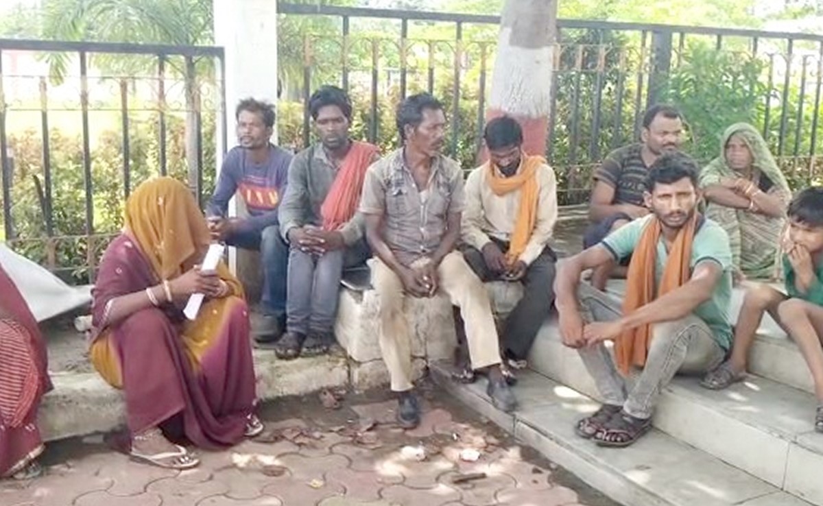 65 मजदूरों को नहीं मिला मेहनताना, परिवार सहित पहुंचकर मज़दूरी के लिए कलेक्टर से गुहार लगाई