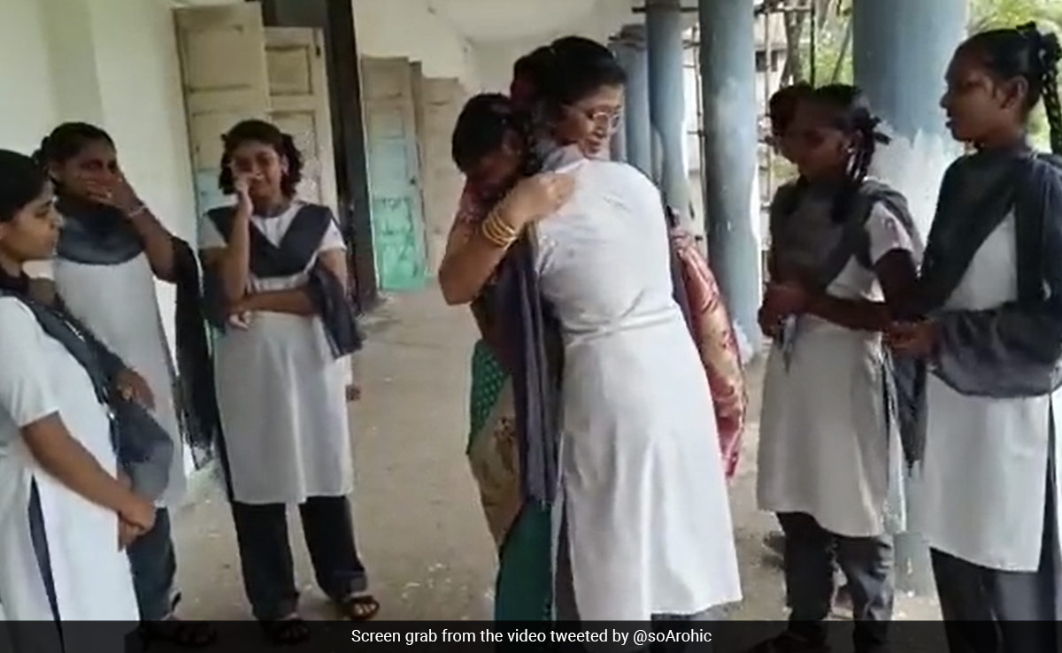 Viral Video: Students Cry Inconsolably At Teacher's Retirement, Internet Is Teary-Eyed