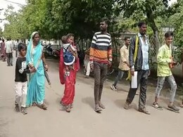 राजनांदगांव : ये कैसा न्याया? ग्रामीणों ने बंद किया परिवार का हुक्का पानी, न्याय के लिए भटक रहे पीड़ित राजनांदगांव : ये कैसा न्याया? ग्रामीणों ने बंद किया परिवार का हुक्का पानी, न्याय के लिए भटक रहे पीड़ित