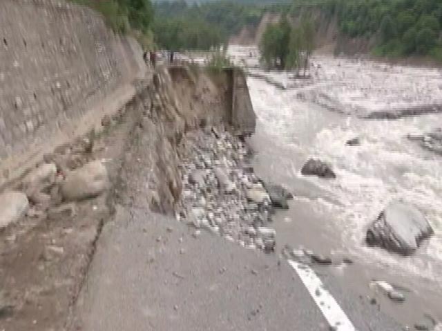 भारी बारिश के बाद मनाली जाने का रास्ता बंद, पानी में बह गया सड़क