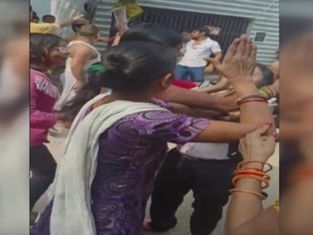 महिला पायलट और उसके पति को भीड़ ने पीटा, घर पर काम कर रही बच्ची की पिटाई का है आरोप