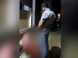 मध्य प्रदेश में आदिवासी पर पेशाब करने वाले आरोपी के घर पहुंचा बुलडोजर मध्य प्रदेश में आदिवासी पर पेशाब करने वाले आरोपी के घर पहुंचा बुलडोजर