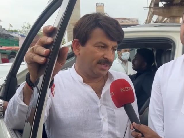 दिल्ली में बाढ़ पीड़ितों से मिलने पहुंचे सांसद मनोज तिवारी, केजरीवाल पर बोला हमला