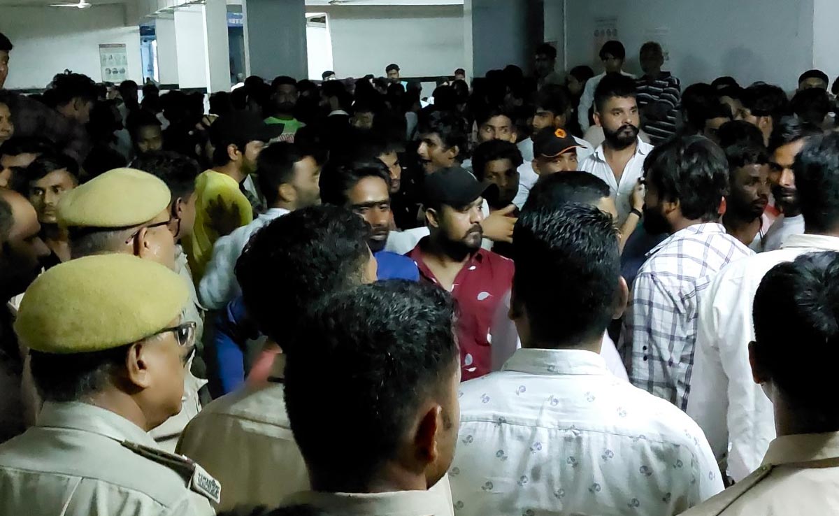 अपेंडिक्स ऑपरेशन के बाद हुई बच्चे की मौत, गुस्साए परिजनों ने अस्पताल में जमकर किया हंगामा