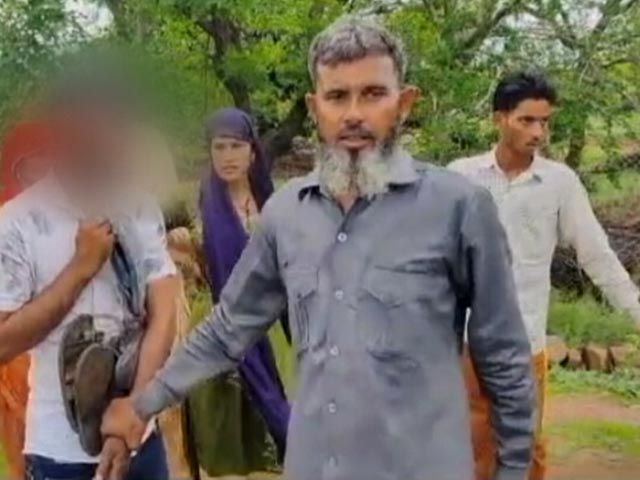 मध्य प्रदेश के शिवपुरी में दो युवकों को पीटा, चप्पलों की माला पहनाई