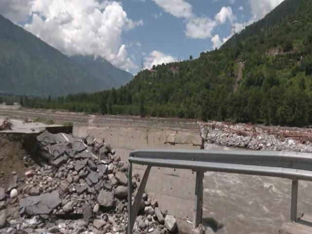 हिमाचल भारी बारिश से तबाही का मंजर, सड़कें-पुल सब पानी में बहा