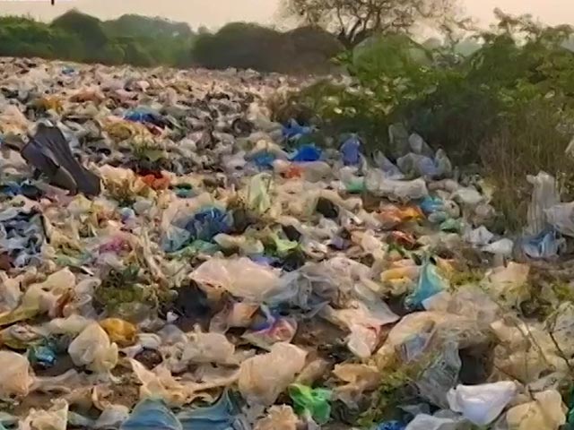 पारंपरिक तरीके से प्लास्टिक की बुनाई और री-साइकिलिंग पारंपरिक तरीके से प्लास्टिक की बुनाई और री-साइकिलिंग