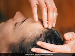 लगातार टूटते बालों को इस तरह रोक सकती हैं आप, इस मसाले के तेल को घर पर बनाकर देख लीजिए असर  लगातार टूटते बालों को इस तरह रोक सकती हैं आप, इस मसाले के तेल को घर पर बनाकर देख लीजिए असर