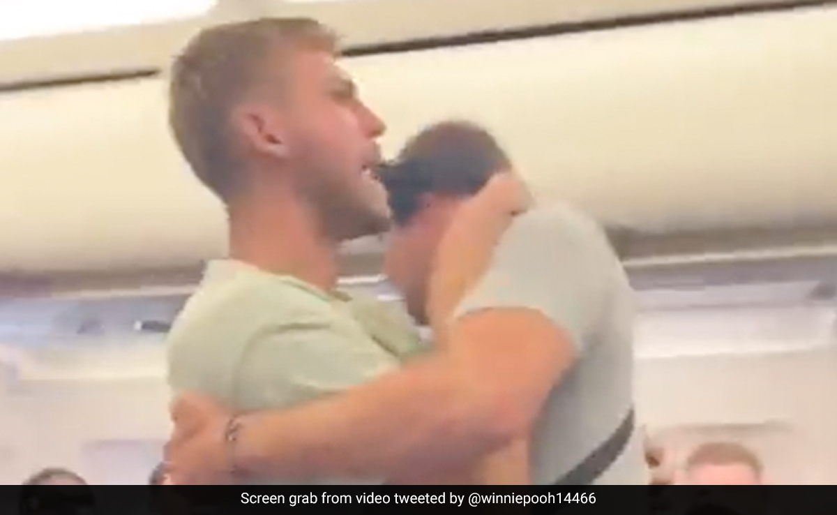 फ्लाइट के टेकऑफ के दौरान दरवाज़ा खोलने की कोशिश कर रहा था शख्स, डर गए सभी यात्री, सबने मिलकर जो किया...