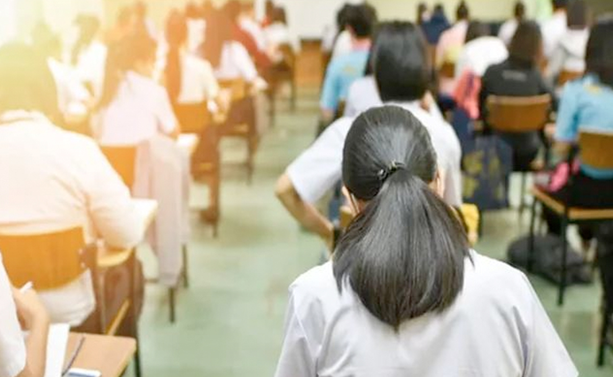 तीन-तीन कक्षाओं के बच्चे एक ही कमरे मे बैठकर पढ़ाई करने को मजबूर