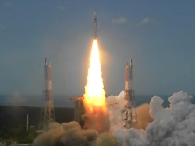 मयूर विहार : यमुना की उफान में डूबा घर, पुल के नीचे लोगों ने लिया आसरा | Ground Report