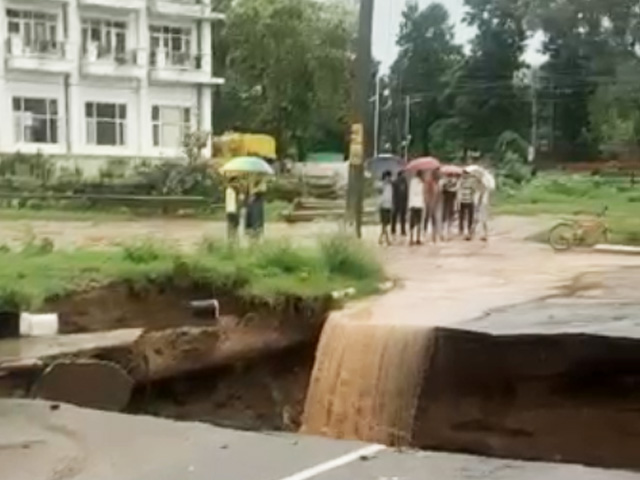 वीडियो: भारी बारिश के बीच, हरियाणा के पंचकुला के पास सड़क में आई चौड़ी दरार