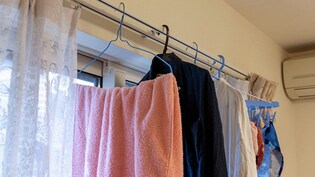 घर की बालकनी में नहीं आती धूप, कपड़े सुखाने की है मुश्किल, ये हैक्स आएंगे काम, मिनटों में सूखेंगे कपड़े