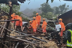 भूस्खलन प्रभावित रायगढ़ में रोका गया बचाव अभियान भूस्खलन प्रभावित रायगढ़ में रोका गया बचाव अभियान
