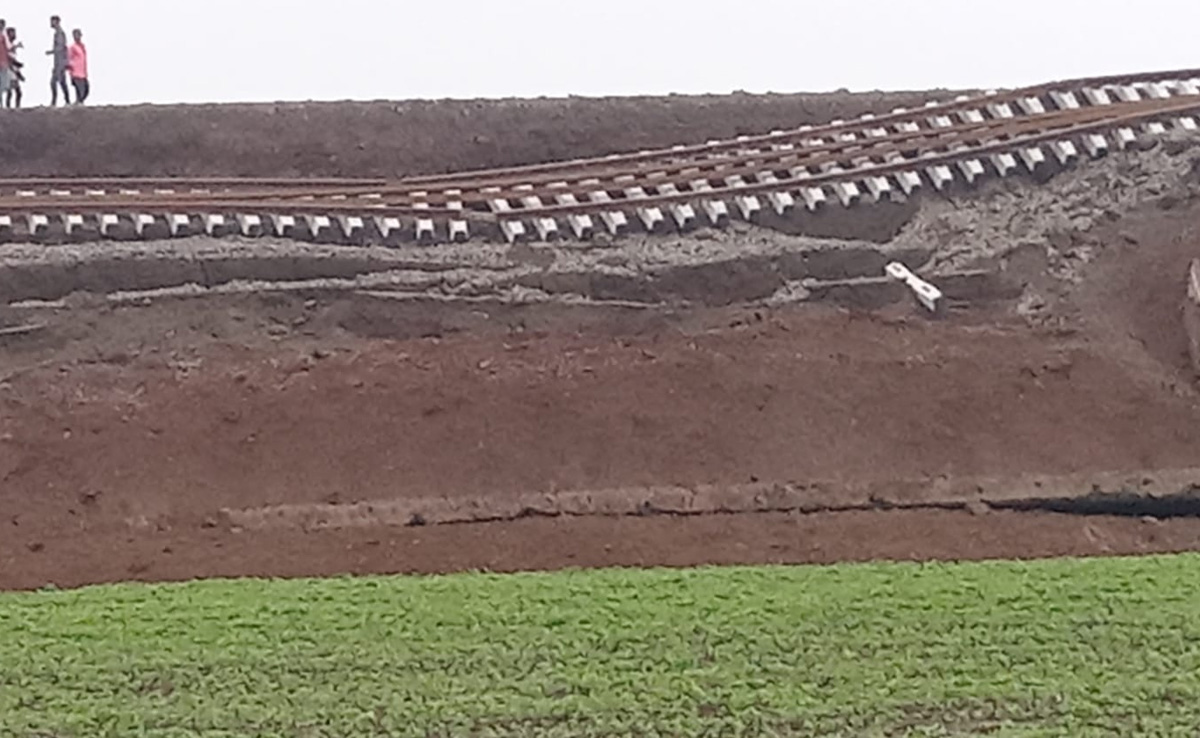 मामूली बारिश में बहा खंडवा अकोला रेलवे लाइन का निर्माणधीन रेल ट्रैक, गुणवत्ता पर उठे सवाल