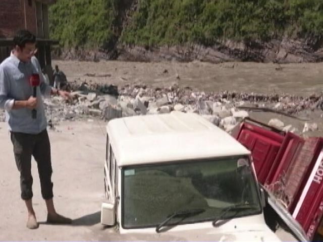 पार्किंग एरिया में धंसी गाड़ियां, मलबे के नीचे धंसी हैं गाड़ियां, रोड रोलर भी ज़मीन में धंसा