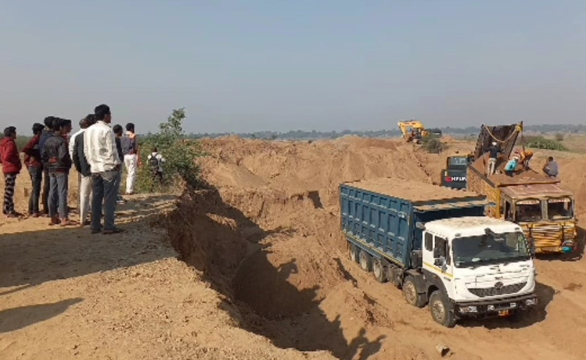 बड़वानी में नर्मदा नदी के किनारे धड़ल्ले से हो रहा अवैध रेत खनन
