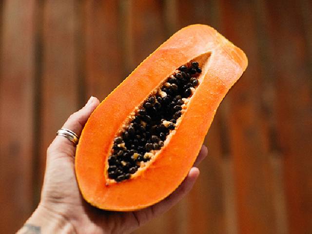 Papaya Benefits : चेहरे के लिए किसी वरदान से कम नहीं है पपीता, पाचन दुरुस्त करने समेत हैं कई फायदे