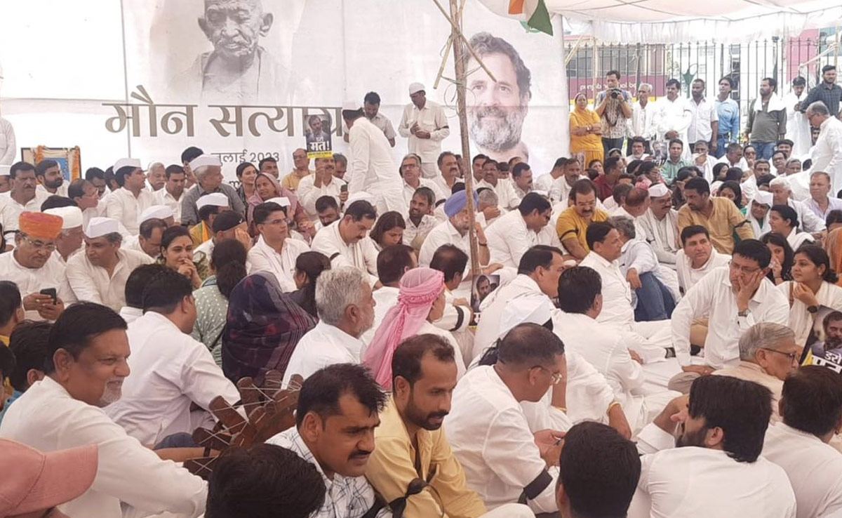 राजस्थान: राहुल गांधी के समर्थन में कांग्रेस नेताओं ने किया मौन सत्याग्रह, साथ आए गहलोत-पायलट गुट के नेता