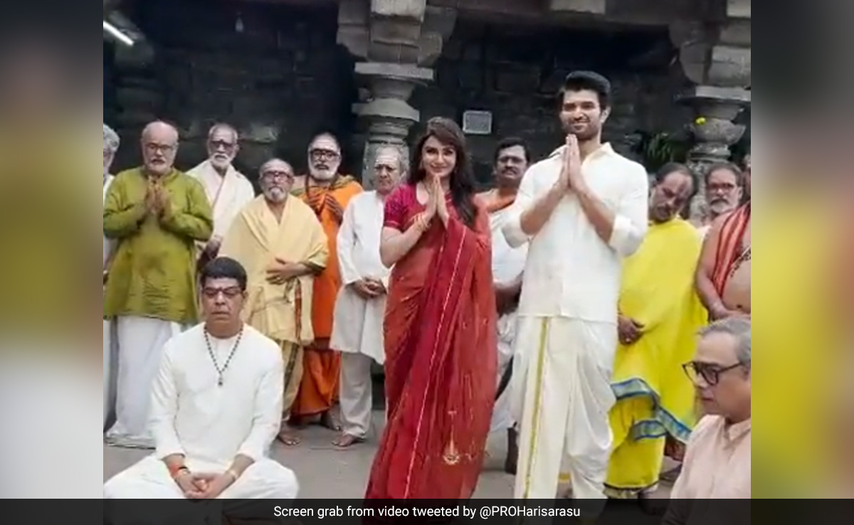 Viral: Samantha Ruth Prabhu And Vijay Deverakonda In BTS Pics From <i>Kushi</i> Sets