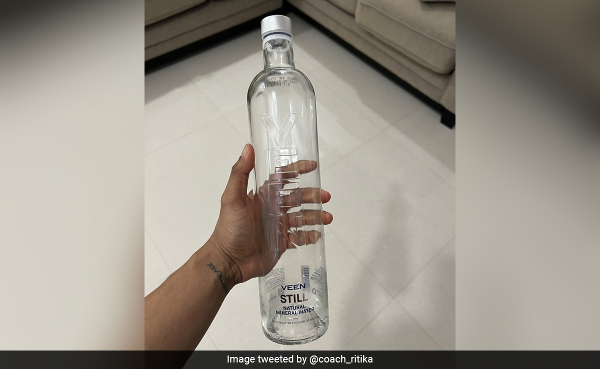 रेस्टोरेंट में पानी की एक बोतल के लिए देने पड़े 350 रुपए, घर जाते हुए महिला ने किया कुछ ऐसा, यूजर्स ने बताए मज़ेदार किस्से