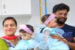 दिल्ली AIIMS के डॉक्टरों का करिश्मा, दो जुड़ी हुई बहनों को ऑपरेशन से किया अलग दिल्ली AIIMS के डॉक्टरों का करिश्मा, दो जुड़ी हुई बहनों को ऑपरेशन से किया अलग