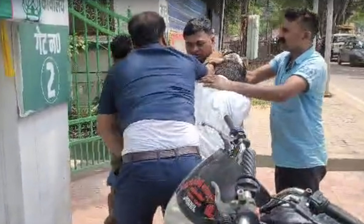 बिहार: RJD दफ्तर के बाहर भिड़े कानून मंत्री के सुरक्षाकर्मी, बीच सड़क जमकर चले लात-जूते