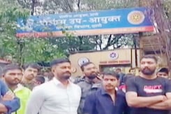 ठाणे : युवक की खुदकुशी पर उठे सवाल, परिजनों ने ट्रैफिक पुलिस पर लगाया आरोप ठाणे : युवक की खुदकुशी पर उठे सवाल, परिजनों ने ट्रैफिक पुलिस पर लगाया आरोप